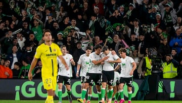 Santander, 17/12/2025.- Los jugadores del Racing celebran uno de los goles conseguidos por el equipo cántabro durante el encuentro correspondiente a los dieciseisavos de final de la Copa del Rey que disputan hoy miércoles Racing y Villarreal en el estadio de El Sardinero, en Santander. EFE/Pedro Puente Hoyos.