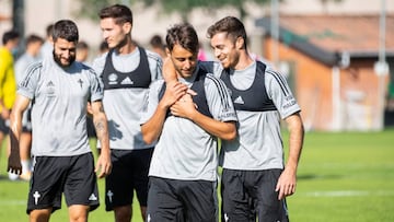 Juan Hern&aacute;ndez se abraza a Kevin V&aacute;zquez durante un entrenamiento reciente en A Madroa.