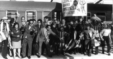 Aficionados del Atlético, a punto de coger un tren para ir al partido de Sabadell.