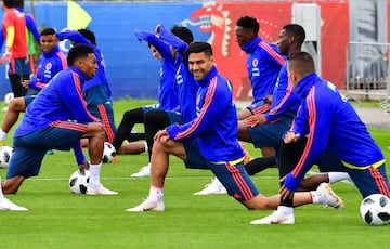 La Selección Colombia realizó su primer entrenamiento abierto al público en el estadio Sviyaga en Rusia, preparando el debut mundialista del 19 de junio ante Japón en Saransk. James y Barrios, los ausentes.
