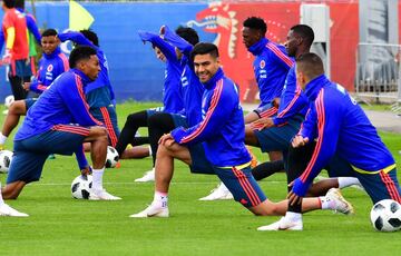 La Selección Colombia realizó su primer entrenamiento abierto al público en el estadio Sviyaga en Rusia, preparando el debut mundialista del 19 de junio ante Japón en Saransk. James y Barrios, los ausentes.