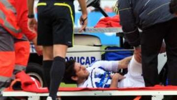 <b>CON CALMA. </b>Acuña, en camilla, el día de su lesión.