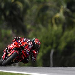 Pole brutal de Pecco delante de Martín