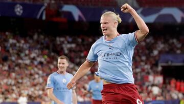 SEVILLA, SPAIN - SEPTEMBER 6: Erling Haaland of Manchester City scores the third goal 0-3 during the UEFA Champions League match between Sevilla v Manchester City at the Estadio Ramon Sanchez Pizjuan on September 6, 2022 in Sevilla Spain (Photo by David S. Bustamante/Soccrates/Getty Images)