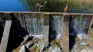 Dos niños juegan con una pelota, entre chapuzón y chapuzón, en el dique de una presa construida por una empresa minera en el área de la mina de oro de San Sebastián en Santa Rosa de Lima, en El Salvador. La imagen, tan singular como peligrosa por la altura del muro, fue captada e inmortalizada por una cámara instalada en un dron. 