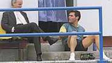 <B>EL CLUB SIEMPRE LE APOYÓ</B>. Sabino López explicó ayer que el portero está más cerca de aclarar la polémica respecto a su pasaporte.