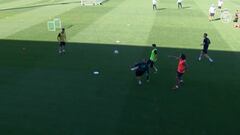 Benzema vuelve más fuerte: ¡clavó el balón en una mini portería!