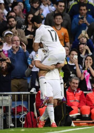 James definió de zurda sin dejar caer la pelota.