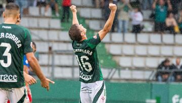Manzanara da equilibrio al Racing de Ferrol en el mediocampo.