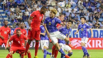 Larin y Doan saltan por un balón en el área.