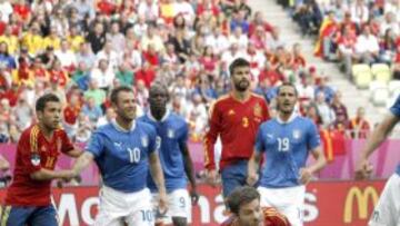 El centrocampista de la selección española Xabi Alonso, junto a varios rivales de Italia.