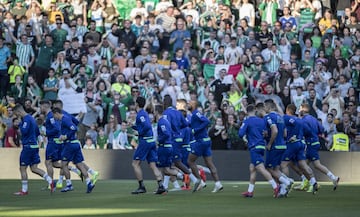 La primera plantilla del Real Betis se entrenó este martes por la tarde ante unos 10.000 aficionados verdiblancos, que apoyaron al equipo horas antes de que viajar a Valencia para jugar la vuelta de la semifinal de la Copa del Rey.