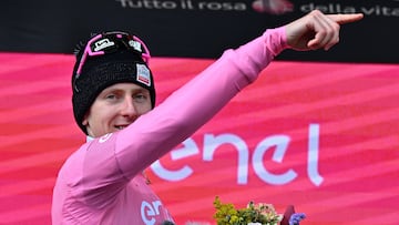 Tadej Pogacar celebra su victoria en el podio de Livigno.