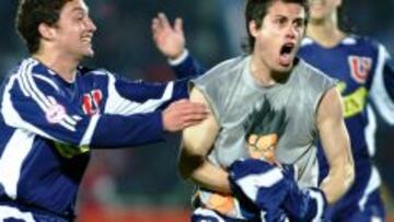 Diego Rivarola festeja uno de sus goles en la victoria 2-1 sobre The Strongest por Copa Libertadores 2005.