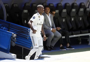 El jugador brasileño ha sido presentado en el estadio Santiago Bernabéu de la mano del presidente Florentino Pérez y acompañado de su familia.