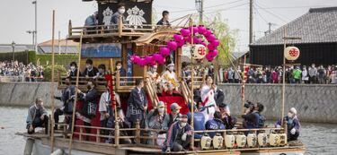 La antorcha olímpica sigue su recorrido a pie o en barco