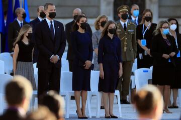 La familia real guarda un minuto de silencio durante el homenaje de Estado a las víctimas de la pandemia de coronavirus y a los colectivos que le han hecho frente en primera línea en el Patio de la Armería en Madrid este jueves.