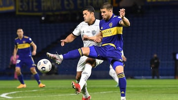BUENOS AIRES, ARGENTINA - JULY 13: Hulk of Atletico MG fights for the ball with Marcelo Weigandt of Boca Juniors m7 b4 during a round of sixteen match between Boca Juniors and Atletico Mineiro as part of Copa CONMEBOL Libertadores 2021 at Estadio Alberto J. Armando on July 13, 2021 in Buenos Aires, Argentina. (Photo by Marcelo Endelli/Getty Images)