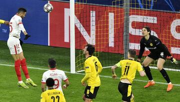 En Nesyri cabecea a la red el segundo gol del Sevilla en Dortmund.