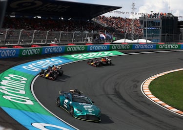 Vuelta 17. El 'Safety Car' tuvo que salir después de que Logan Sargeant se estrellase contra el muro. Es la segunda vez en dos días que el americano acaba en las barreras.
