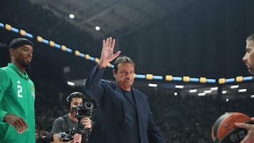Marousi (Greece), 06/05/2025.- Panathinaikos coach Ergin Ataman gestures ahead of the Euroleague play-off game 5 basketball match between Panathinaikos and Anadolu Efes, in Marousi, Greece, 06 May 2025. (Baloncesto, Euroliga, Grecia, Atenas, Estanbul) EFE/EPA/PETE ANDREOU