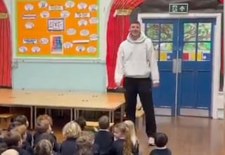 La hermosa bienvenida a Sam Heathcote por sus alumnos