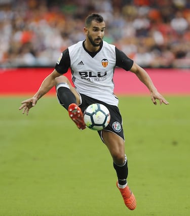 En el Valencia, llegó en 2016 tras un breve paso por el Inter y el Betis. Disputó 54 partidos oficiales en dos temporadas, aportando regularidad en el lateral derecho y destacando por su disciplina táctica y experiencia.