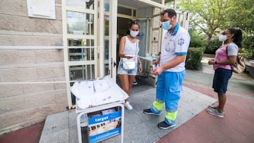 Dispositivo para la realización de pruebas PCR en el Centro de Salud Federica Montseny, para población de entre 15 y 49 años y destinado a la detección precoz de coronavirus en personas asintomáticas, a 20 de agosto de 2020.
THE REALIZATION OF THE PCR TESTS TO THE RESIDENTS OF THE VALLECAS
A HEALTH WORKER CARRIES THE PCR TESTS CARRIED OUT TO TAKE IT TO THE LABORATORY DURING THE REALIZATION OF THE PCR TESTS TO THE RESIDENTS OF THE VALLECAS NEIGHBORHOOD BETWEEN THE AGES OF 15-49 YEARS ON AUGUST 20;2020 IN MADRID;SPAIN.
AFP7 / Joaquin Corchero
20/08/2020