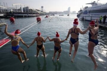 La Copa Nadal, cumple su edición 106, para celebrar el día de Navidad con una carrera de 200 metros en aguas del puerto de Barcelona. 