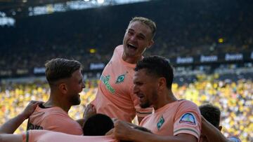 Los jugadores del Werder celebran la victoria sobre el Dortmund tras remontar en el descuento.