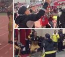 ¡Hasta con muletas festeja! Maradona celebró nuevo triunfo del Dorados