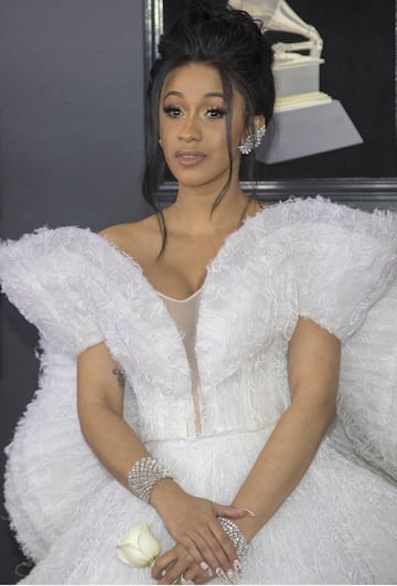 La cantante estadounidense Cardi B posa a su llegada al Madison Square Garden de Nueva York, para participar de la 60 edición de los Premios Grammy