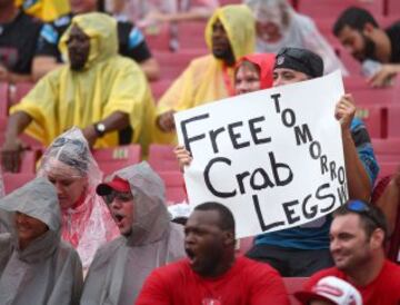 La lluvia estuvo tan presente en el Panthers - Bucs que alguno perdió la cabeza... Mañana patas de cangrejo gratis... Claro hombre, ¿Por qué no?