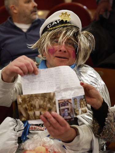 Asistentes disfrazados en el Teatro Real para vivir el Sorteo Extraordinario de Navidad de la Lotería Nacional.