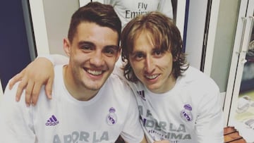 Mateo Kovacic y Luka Modric celebrando en el vestuario del Real Madrid la clasificación para la final de la Champions League 2016 en la que el club blanco consiguió la undécima ganando al Atlético de Madrid en el Estadio Giuseppe Meazza de Milán, Italia.