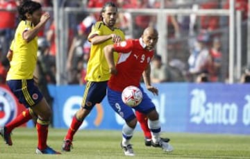 Futbol, Chile vs Colombia
Eliminatorias para Brasil 2014.
El jugador de la seleccion chilena Humberto Suazo, derecha, disputa el balon con Mario Yepes de Colombia durante el partido clasificatorio al mundial de Brasil 2014 jugado en el estadio Monumental en Santiago, Chile.