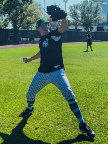 El abridor de los Yankees en el entrenamiento de hoy utilizando gorra y calcetas en color verde.