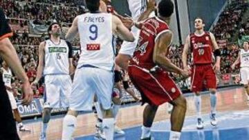 <b>FANTÁSTICO. </b>Hervelle cuajó un gran partido. Anotó, reboteó y defendió hiriendo de muerte al Granada.