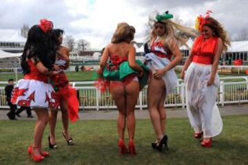 Aficionadas muestran su desenfado en Aintree.