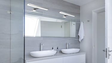 Ilumina tu baño con esta luz para espejos brillante y fácil de instalar