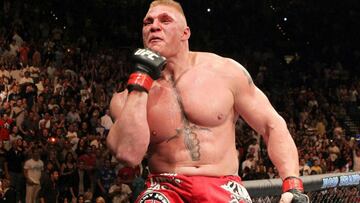 Brock Lesnar celebra una de sus victorias en la UFC.