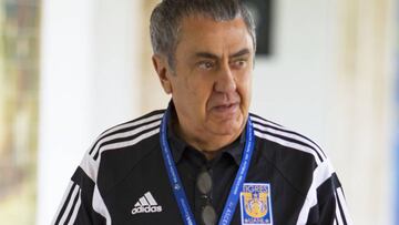 El presidente de los felinos aseguró que si el guardameta peruano firmó contrato con Tigres y Veracruz, iniciarán proceso legal.