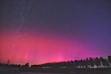 a aurora boreal, o luces del norte, ilumina el cielo sobre la Gran Muralla Jinshanling el 11 de octubre de 2024 en Chengde, provincia de Hebei, China. Una fuerte tormenta geomagnética golpeó la Tierra el 11 de octubre, lo que provocó que las luces del norte se extendieran hacia el sur.