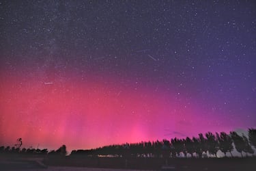 a aurora boreal, o luces del norte, ilumina el cielo sobre la Gran Muralla Jinshanling el 11 de octubre de 2024 en Chengde, provincia de Hebei, China. Una fuerte tormenta geomagnética golpeó la Tierra el 11 de octubre, lo que provocó que las luces del norte se extendieran hacia el sur.