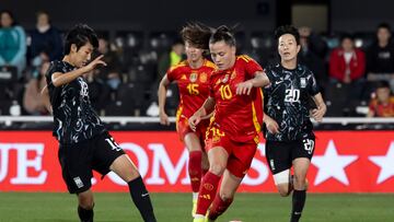 CARTAGENA (MURCIA), 29/11/2024.- La delantera de la selección española de fútbol Claudia Pina (2-d) juega un balón ante Kim Shin-Ji (i), de Corea del Sur, durante el partido amistoso que están disputando este viernes en el estadio Cartagonova de Cartagena. EFE/Marcial Guillén