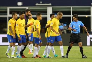 Los brasileños protestan ante el árbitro Andrés Cunha y piden mano de Ruidíaz en el gol peruano.
