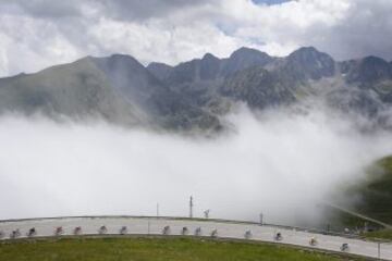 Los ciclistas descienden el puerto de Envalira