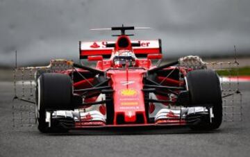 El finlandés  Kimi Raikkonen pone a punto el Ferrari SF70H.