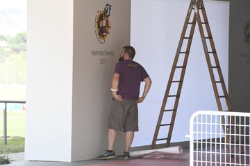 Un operario de la Federación de Fútbol coloca un cartel en la sede de la localidad madrileña de Las Rozas.
