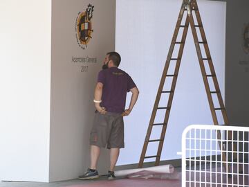 Un operario de la Federación de Fútbol coloca un cartel en la sede de la localidad madrileña de Las Rozas.
